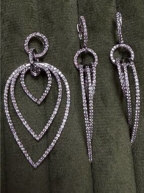 18k White Gold Diamond Earrings and Pendant Set